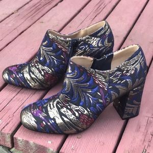 Naturalizer fabric shoes. 8 1/2 wide